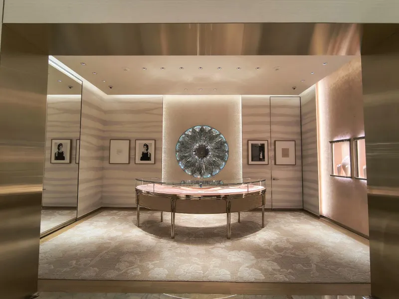 Display room with a curved showcase and central mirror