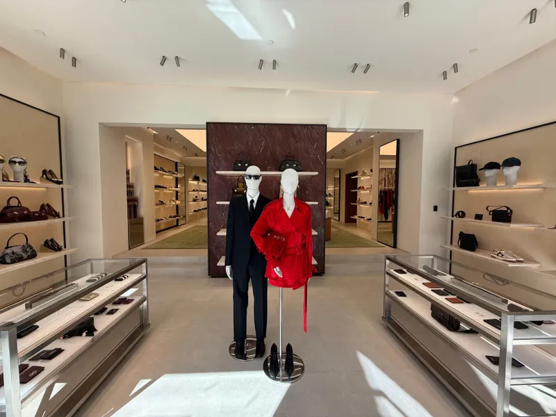 Maniquíes rojo y negro en el acceso a la boutique