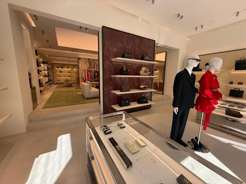 Exhibición central de bolsos y maniquíes