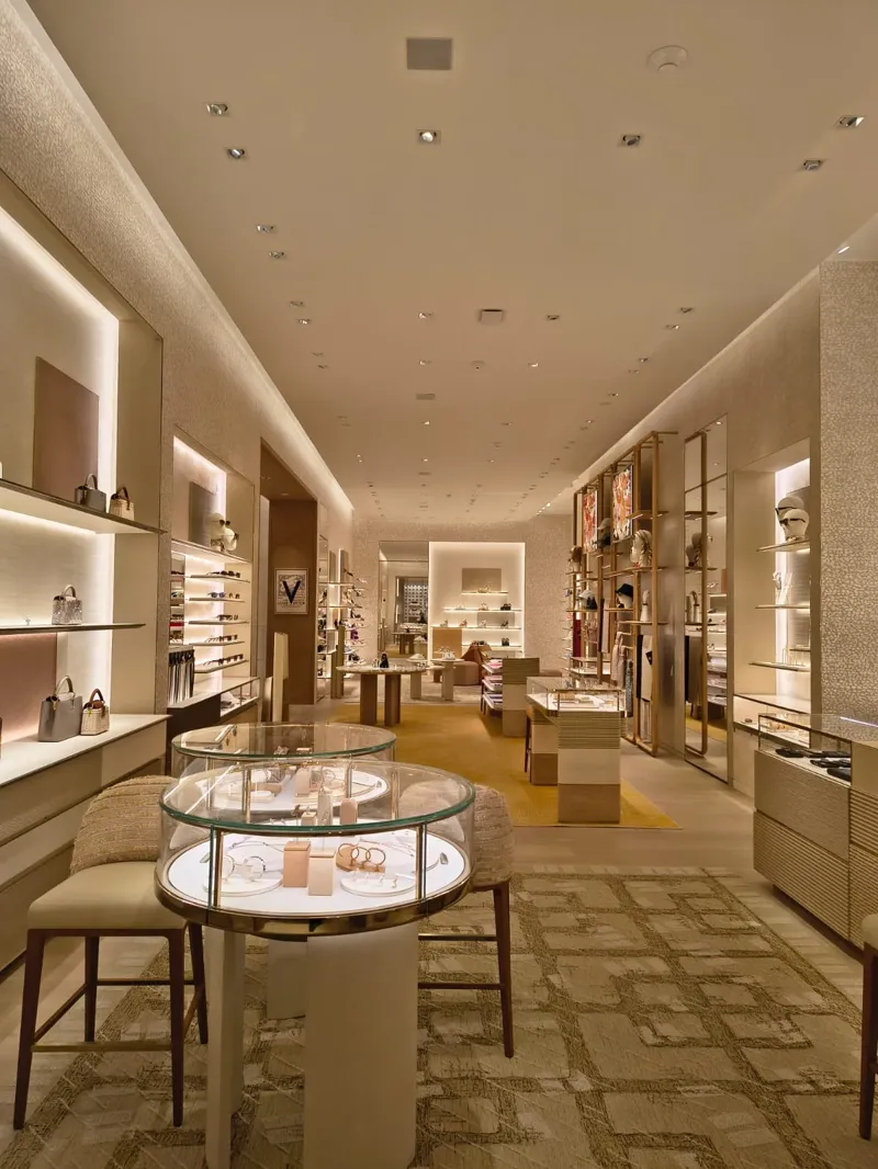 Perspectiva interior con vitrinas de accesorios