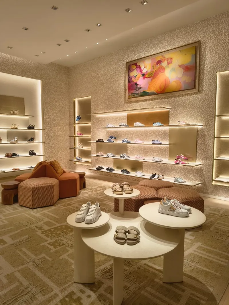 Área de calzado con mesas de exhibición