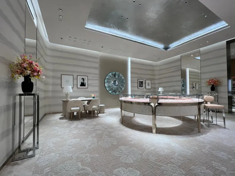 Jewellery salon with light finishes and a circular glass piece