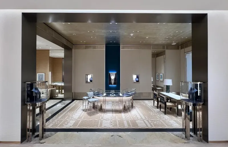 View into the jewellery salon through the metal frame